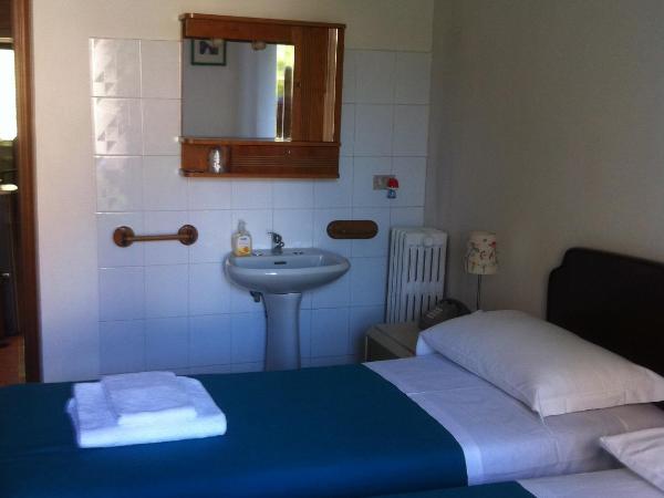 Hotel Gambara : photo 5 de la chambre chambre double ou lits jumeaux Économique avec salle de bains commune