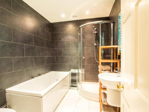 Six Brunton Place Guest House : photo 5 de la chambre chambre double avec salle de bains privative