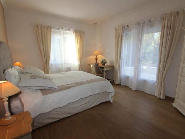 Aux charmes de grasse : photo 7 de la chambre chambre double - vue sur jardin