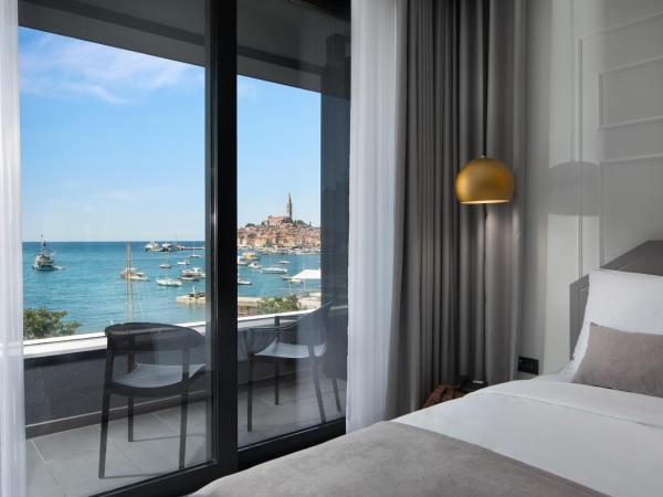 Hotel Delfin : photo 2 de la chambre chambre triple supérieure avec balcon - vue sur mer