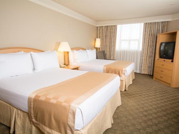 Edmonton Inn and Conference Centre : photo 2 de la chambre suite exécutive avec 2 lits queen-size et 1 canapé