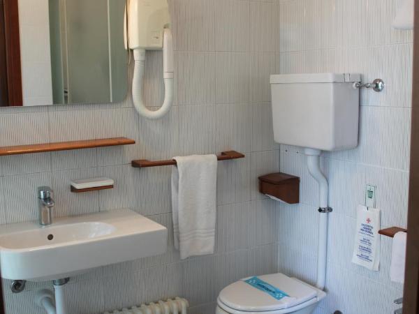 Hotel Le Pageot : photo 2 de la chambre chambre triple
