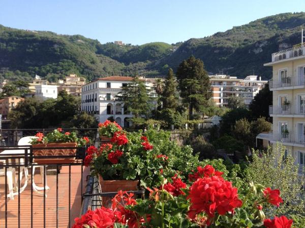 Hotel Villa Di Sorrento : photo 1 de la chambre chambre double ou lits jumeaux avec terrasse