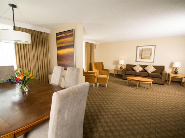 Edmonton Inn and Conference Centre : photo 5 de la chambre suite lit king-size avec canapé