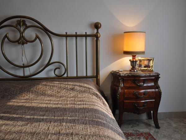 B&B Pergolesi : photo 8 de la chambre chambre lit queen-size avec salle de bains commune