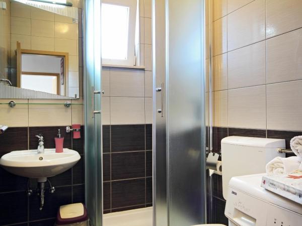 Vukosav Family Apartments and Rooms : photo 9 de la chambre appartement avec balcon