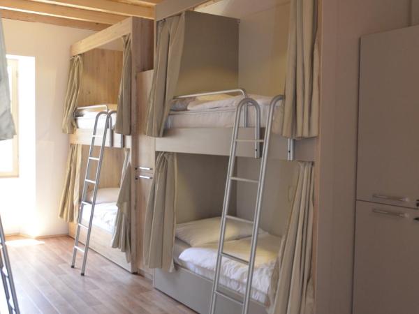 Hostel Antique : photo 1 de la chambre lit dans dortoir pour hommes de 8 lits