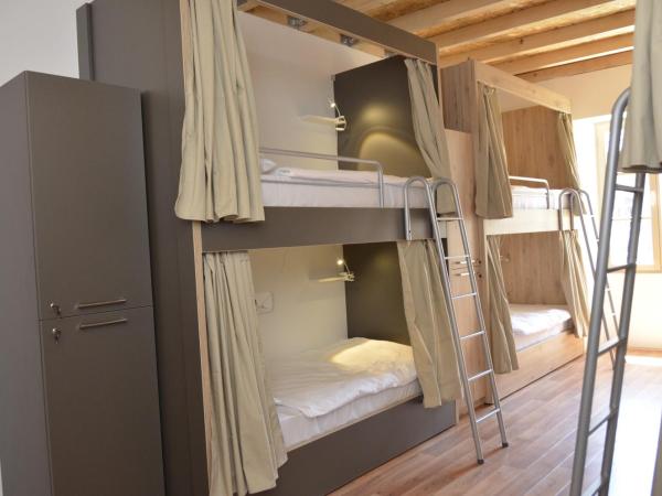 Hostel Antique : photo 3 de la chambre lit dans dortoir pour hommes de 8 lits