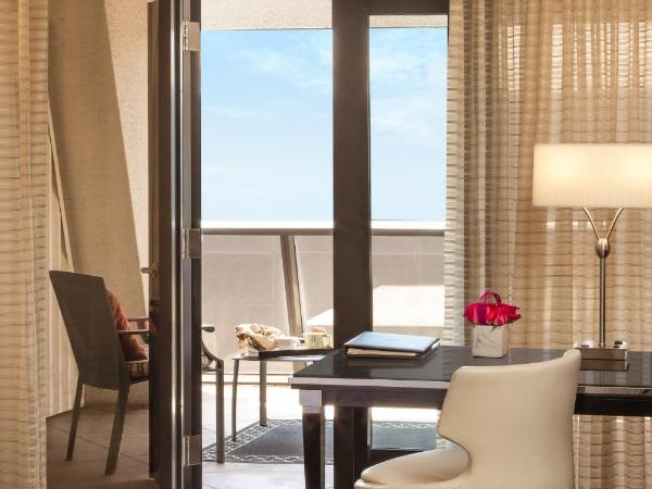 Hotel Sofitel Los Angeles at Beverly Hills : photo 7 de la chambre chambre lit king-size de luxe avec terrasse