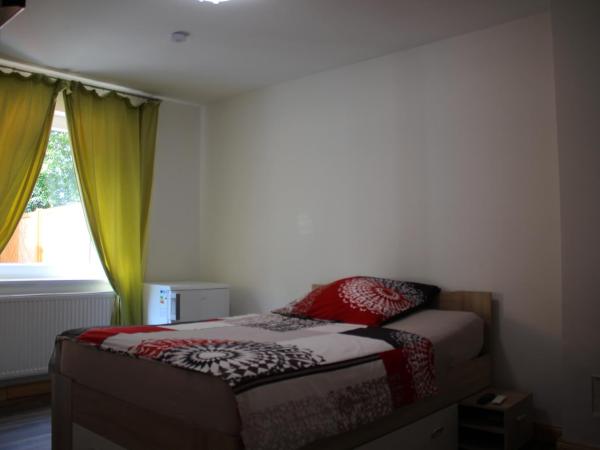 Pension Isabel No2 : photo 2 de la chambre chambre double avec salle de bains commune