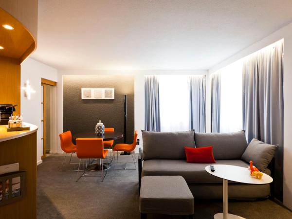 Novotel Lyon Gerland Musée des Confluences : photo 6 de la chambre suite avec 1 lit queen-size et 1 canapé-lit