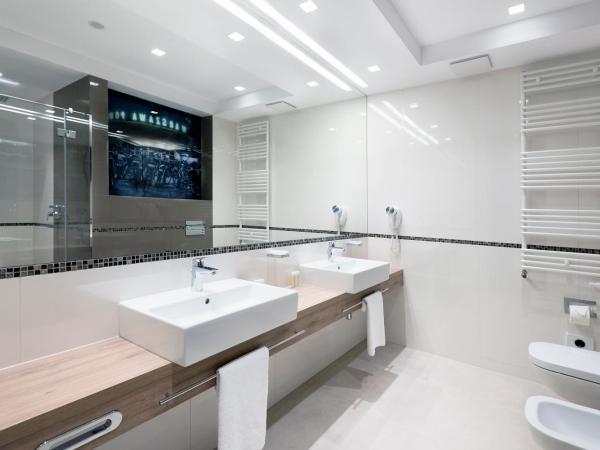 Golden Tulip Warsaw Airport : photo 2 de la chambre suite 1 king bed, 59 sqm, free wifi, working/living area, bathroom with shower, smart tv