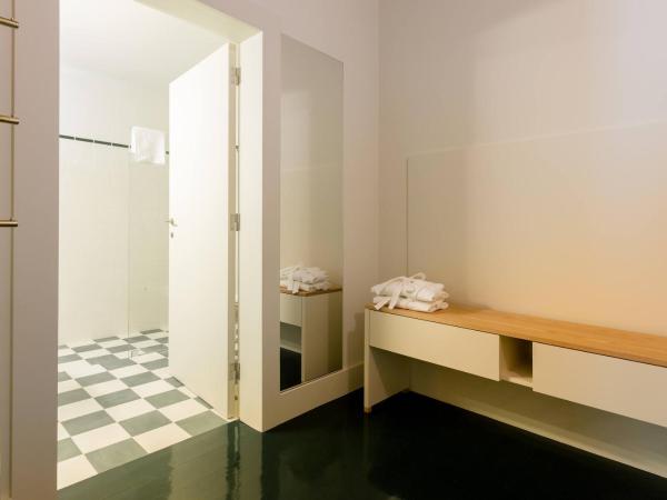 Duas Portas Townhouse : photo 3 de la chambre chambre double - vue sur jardin