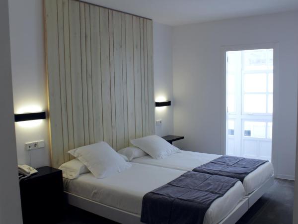Hotel Lois : photo 1 de la chambre chambre lits jumeaux
