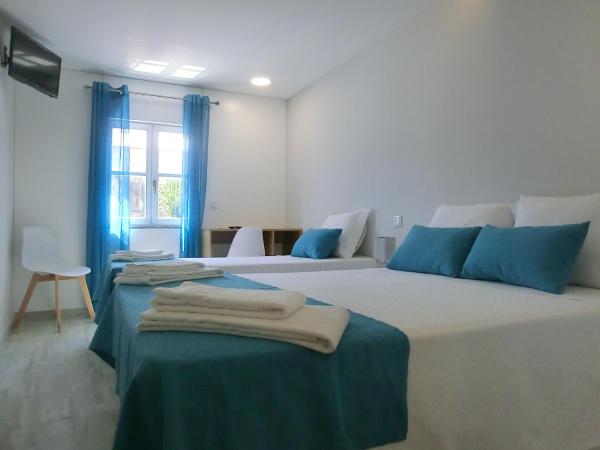 Enjoy Viana - Guest House : photo 9 de la chambre chambre triple premium avec salle de bains privative