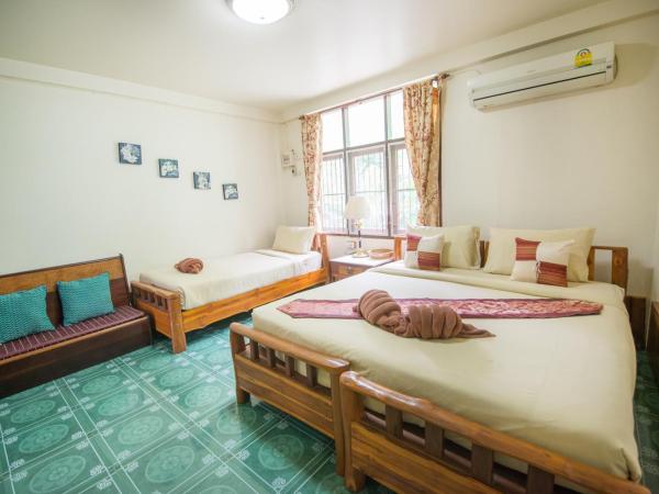 Pongphen Guesthouse - SHA Plus Certified : photo 6 de la chambre chambre triple supérieure