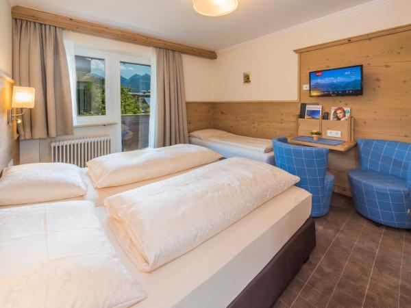 Hotel Garni Entstrasser : photo 6 de la chambre chambre double avec lit d'appoint et balcon
