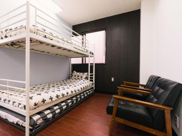 Guest House Yasuragi Hakataekimae : photo 1 de la chambre chambre triple Économique avec salle de bains commune