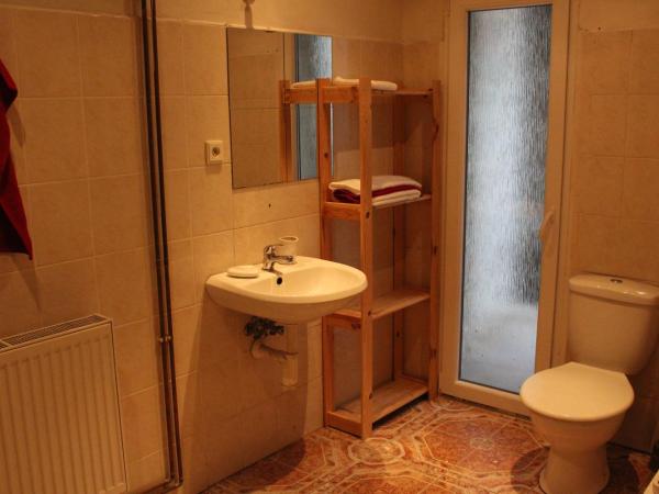 U Betty - Ostrava Centrum : photo 6 de la chambre chambre triple Économique avec salle de bains commune