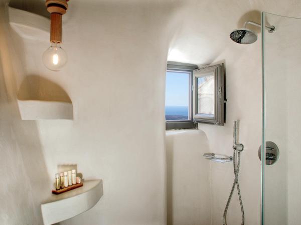 Aperto Suites - Adults Only : photo 3 de la chambre suite exécutive avec jacuzzi extérieur - vue sur caldeira