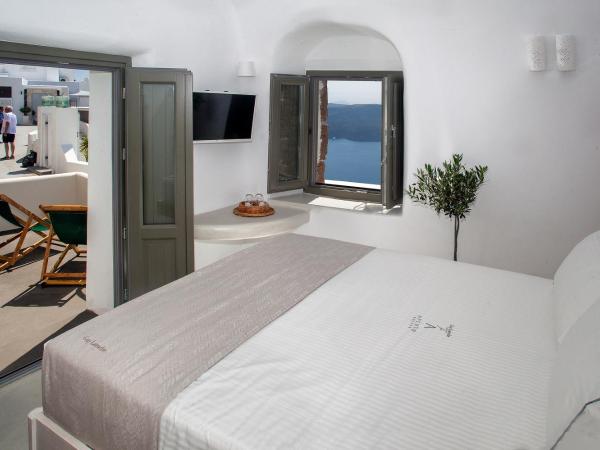 Aperto Suites - Adults Only : photo 2 de la chambre suite sénior avec bain à remous extérieur - vue sur caldeira