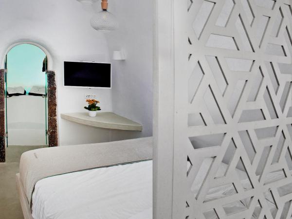 Aperto Suites - Adults Only : photo 7 de la chambre suite troglodyte junior avec jacuzzi intérieur