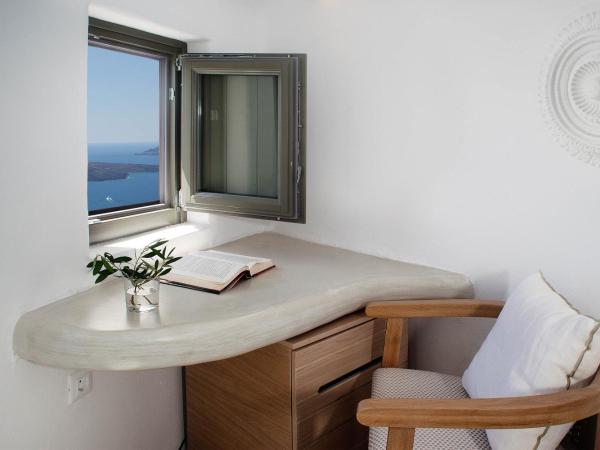 Aperto Suites - Adults Only : photo 7 de la chambre suite supérieure avec bain à remous extérieur - vue sur caldeira