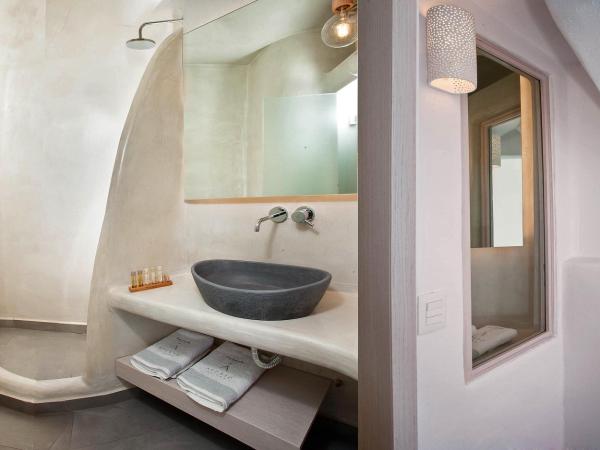 Aperto Suites - Adults Only : photo 8 de la chambre suite supérieure avec bain à remous extérieur - vue sur caldeira