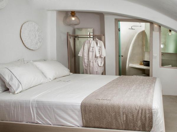 Aperto Suites - Adults Only : photo 6 de la chambre suite supérieure avec bain à remous extérieur - vue sur caldeira