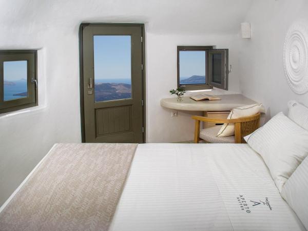 Aperto Suites - Adults Only : photo 9 de la chambre suite supérieure avec bain à remous extérieur - vue sur caldeira