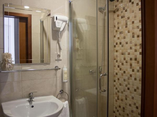 Nations Porto - Studios & Suites : photo 7 de la chambre suite avec terrasse