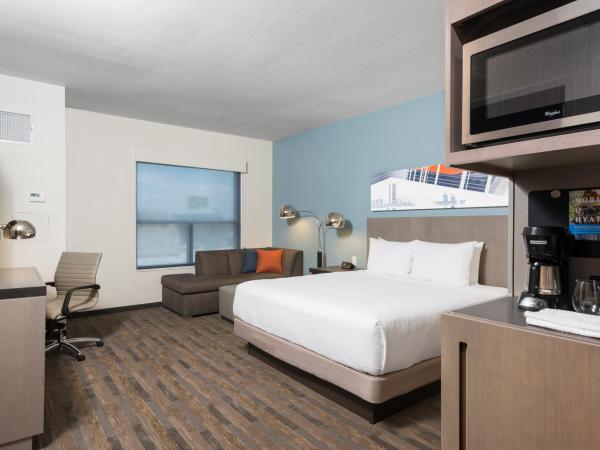 Hyatt House Austin/Downtown : photo 4 de la chambre den room with king bed