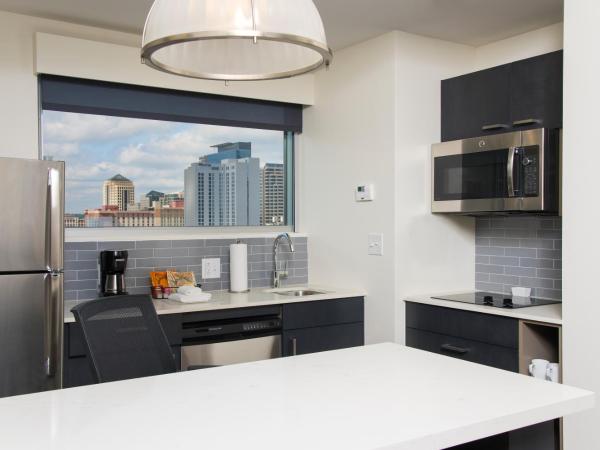 Hyatt House Austin/Downtown : photo 5 de la chambre suite 1 chambre lit king-size avec canapé-lit et cuisine