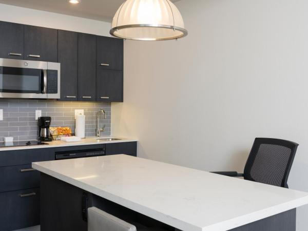 Hyatt House Austin/Downtown : photo 5 de la chambre studio suite with two queen beds with sofa bed and kitchen - high floor