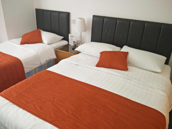 Adria Hotel : photo 4 de la chambre chambre double avec salle de bains privative et lit d’appoint