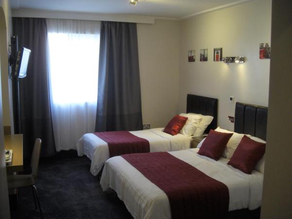 Adria Hotel : photo 2 de la chambre chambre double avec salle de bains privative et lit d’appoint