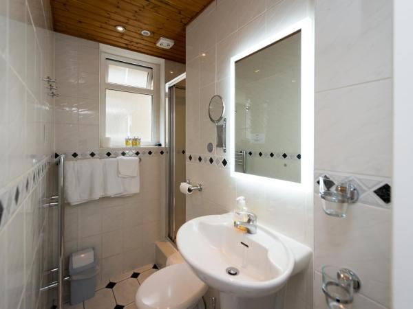 Adria Hotel : photo 4 de la chambre chambre triple avec salle de bains privative