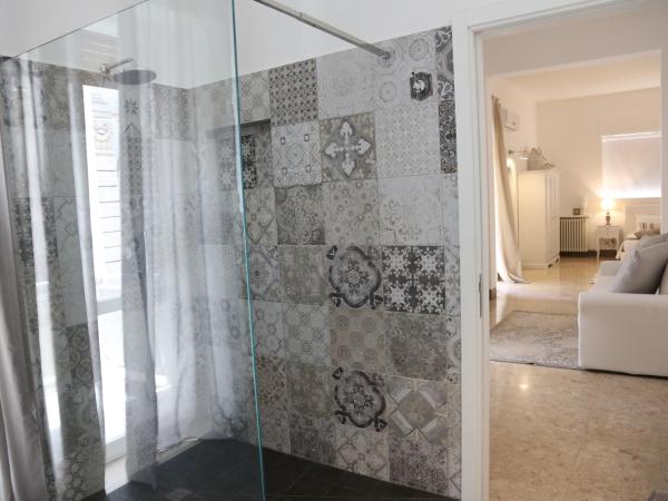 Dimi House : photo 9 de la chambre grande chambre double avec balcon