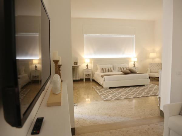 Dimi House : photo 2 de la chambre grande chambre double avec balcon