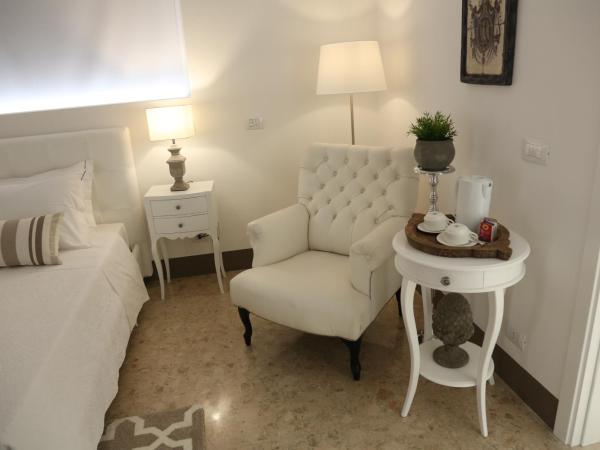 Dimi House : photo 7 de la chambre grande chambre double avec balcon