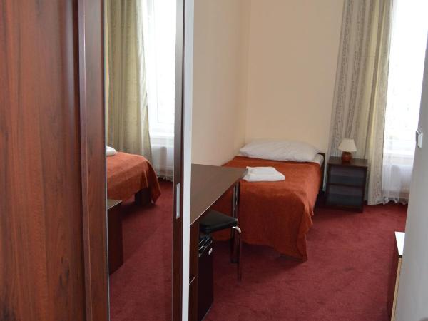 HOTEL ARÉNA : photo 6 de la chambre chambre simple avec salle de bains 