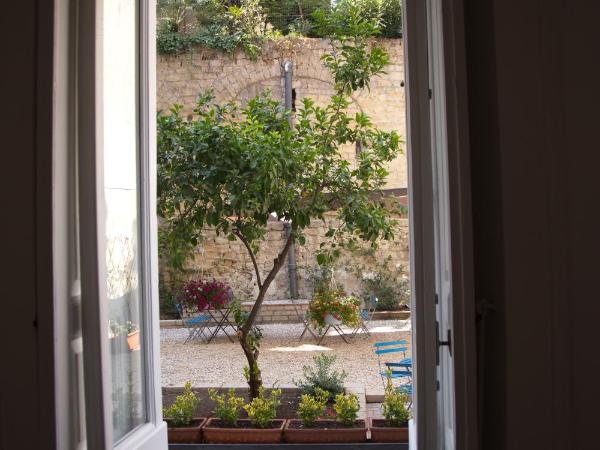 Borgo Vergini Garden B&B : photo 2 de la chambre chambre triple - vue sur jardin