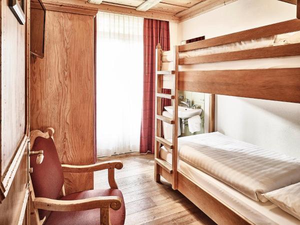 Hotel Schönegg : photo 5 de la chambre chambre familiale supérieure avec balcon - vue sur montagne