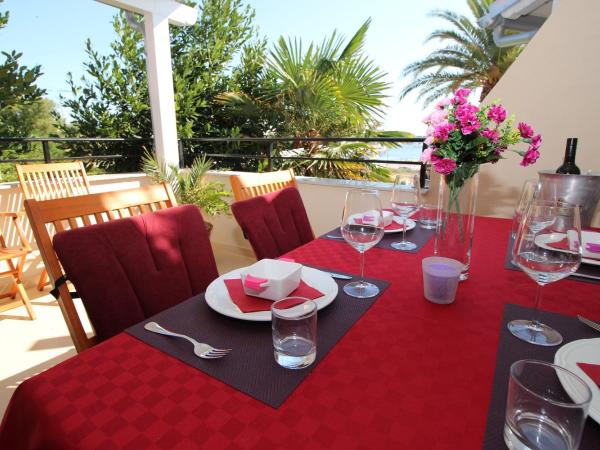 Rooms and Apartments Porto del Mar B & B : photo 8 de la chambre appartement 2 chambres avec terrasse et vue sur la mer