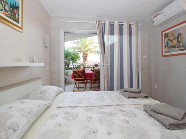 Rooms and Apartments Porto del Mar B & B : photo 10 de la chambre appartement 2 chambres avec terrasse et vue sur la mer