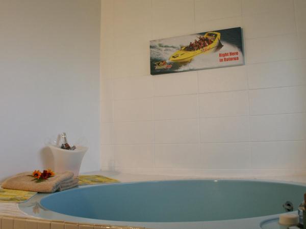 Rotorua Motel : photo 3 de la chambre studio lit queen-size avec spa
