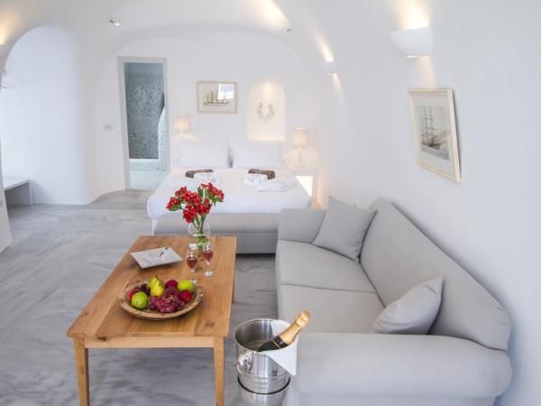Oia Mare Villas : photo 9 de la chambre suite troglodyte avec jacuzzi extérieur