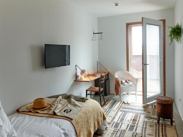 Q-Factory Hotel : photo 3 de la chambre chambre triple avec balcon