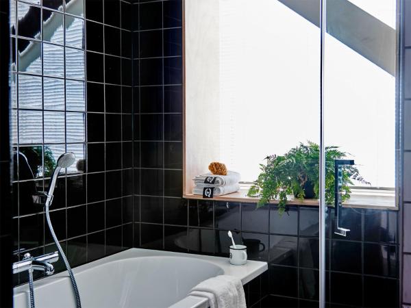 Q-Factory Hotel : photo 3 de la chambre chambre double avec baignoire