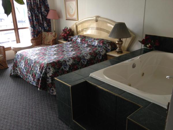 Rainbow Motor Inn - Fallsview : photo 9 de la chambre suite lit queen-size avec baignoire spa